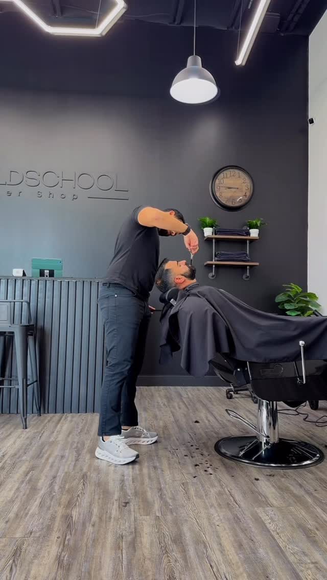 Marco cutting hair at Japa OldSchool